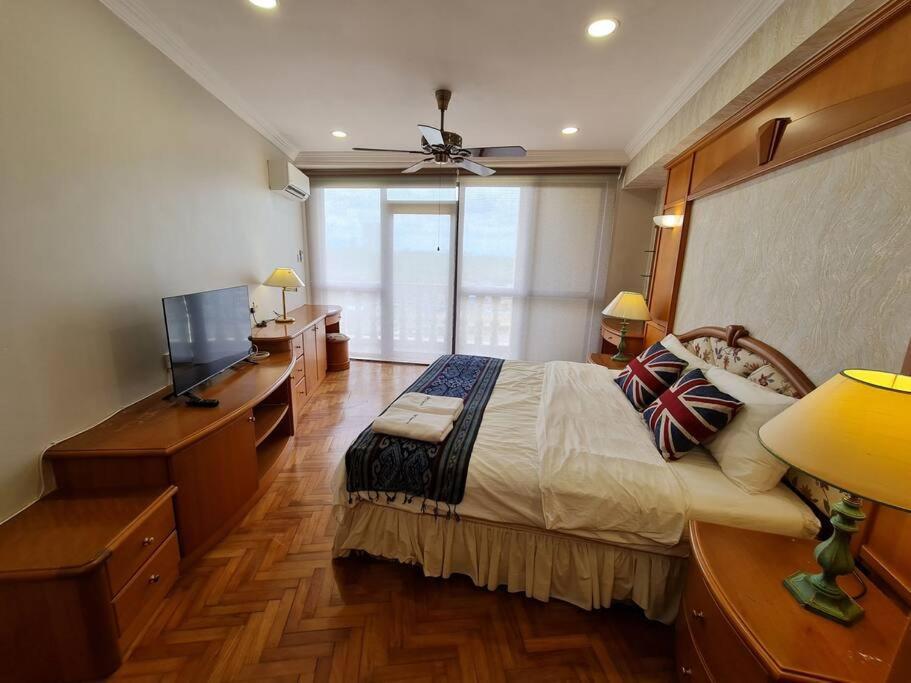 Lovely Waterfront Riverbank Suite With Pool Кучинг Екстериор снимка