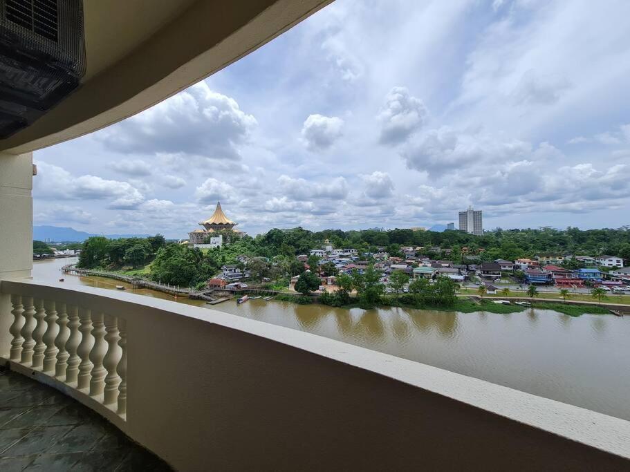 Lovely Waterfront Riverbank Suite With Pool Кучинг Екстериор снимка