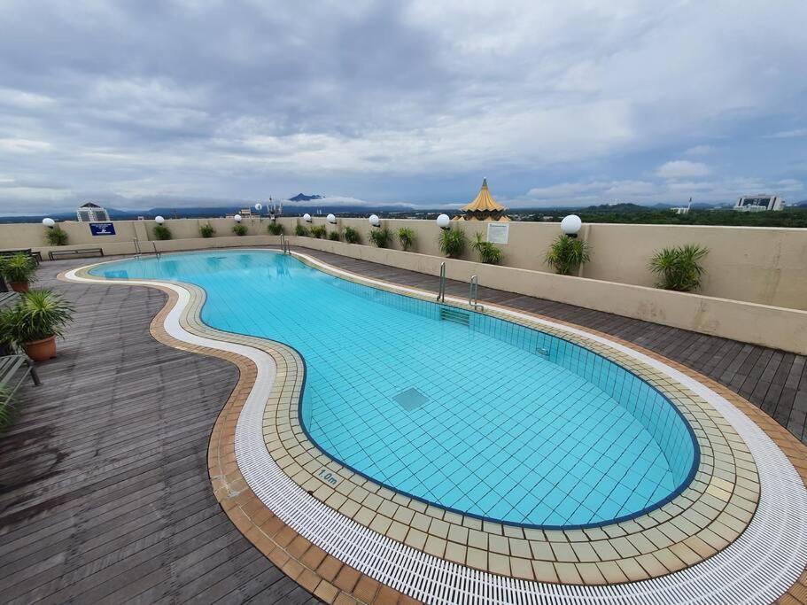 Lovely Waterfront Riverbank Suite With Pool Кучинг Екстериор снимка