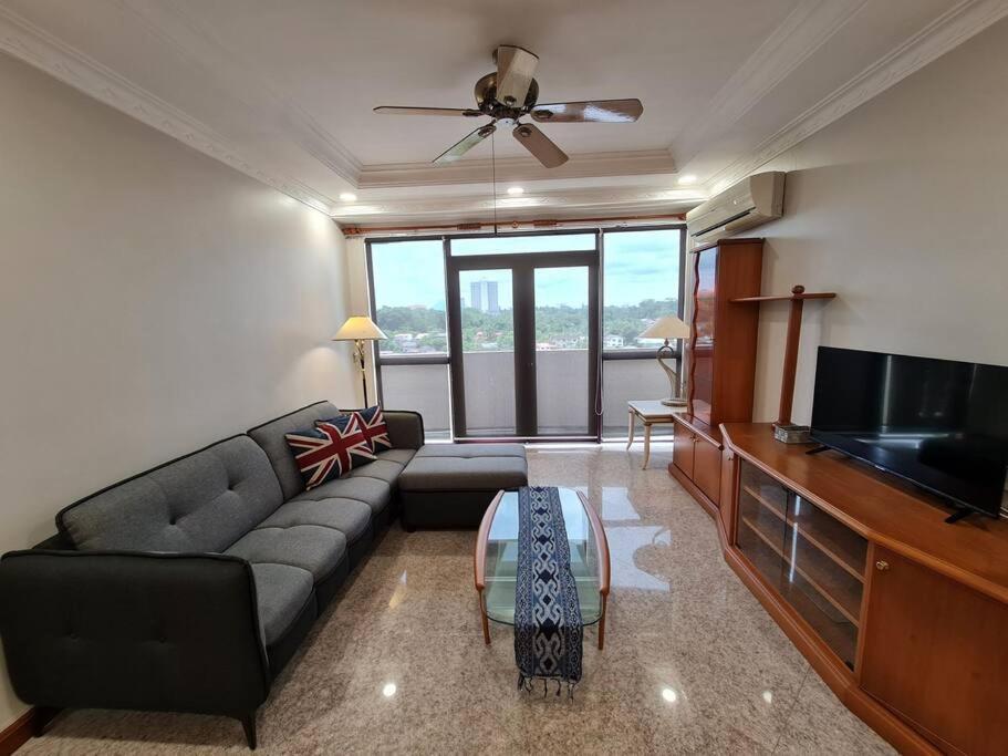 Lovely Waterfront Riverbank Suite With Pool Кучинг Екстериор снимка