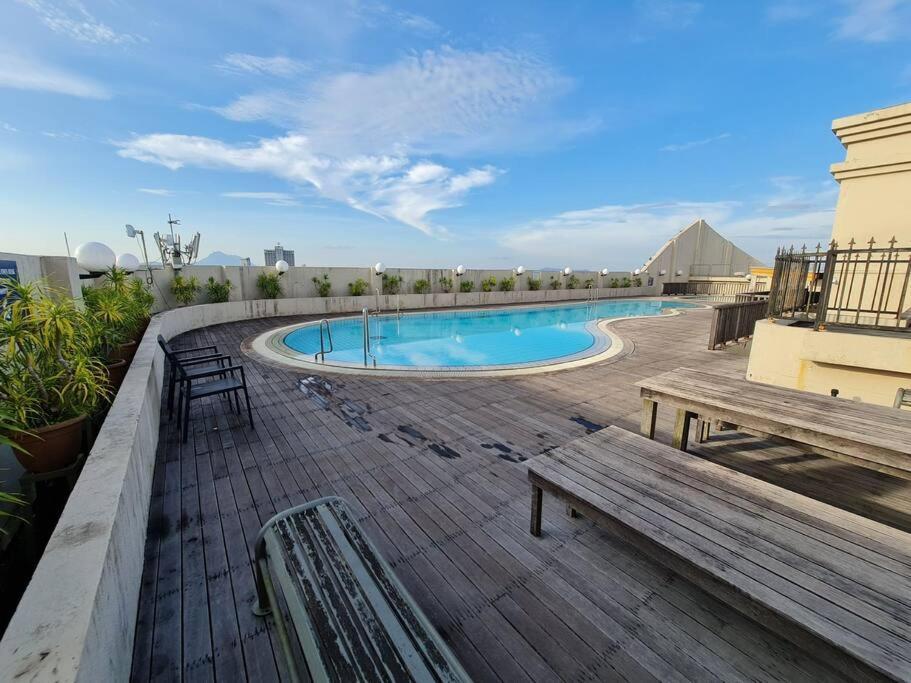 Lovely Waterfront Riverbank Suite With Pool Кучинг Екстериор снимка