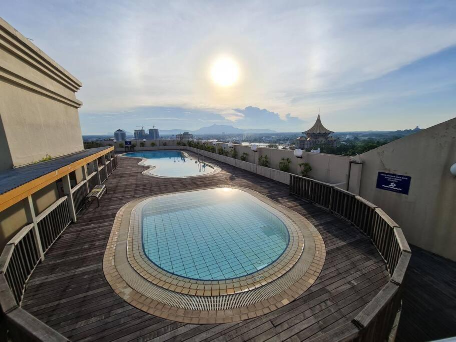 Lovely Waterfront Riverbank Suite With Pool Кучинг Екстериор снимка